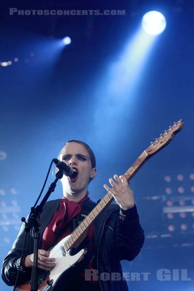 ANNA CALVI - 2011-08-28 - SAINT CLOUD - Domaine National - Scene de la Cascade - 